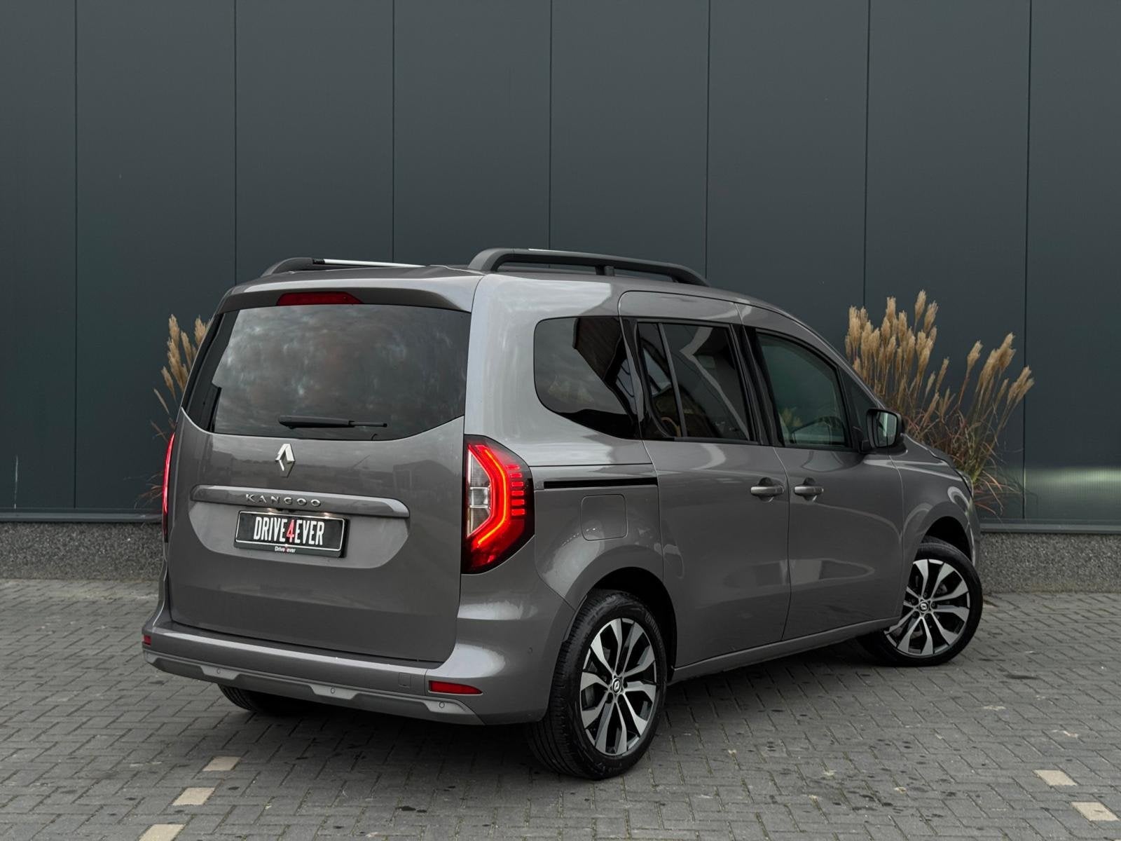 Renault Kangoo 1.3 TCe Aut New model CLIMATE|NAVI|CAMERA|CR, Auto's, Dealer onderhouden, Gebruikt, Zwart, Met garantie (alle)