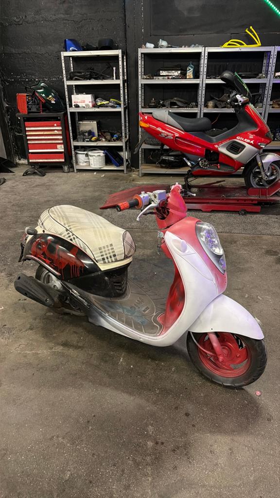 Sym mio 50cc snor, Fietsen en Brommers, Scooters | SYM, Ophalen of Verzenden, Zo goed als nieuw, Benzine, Mio