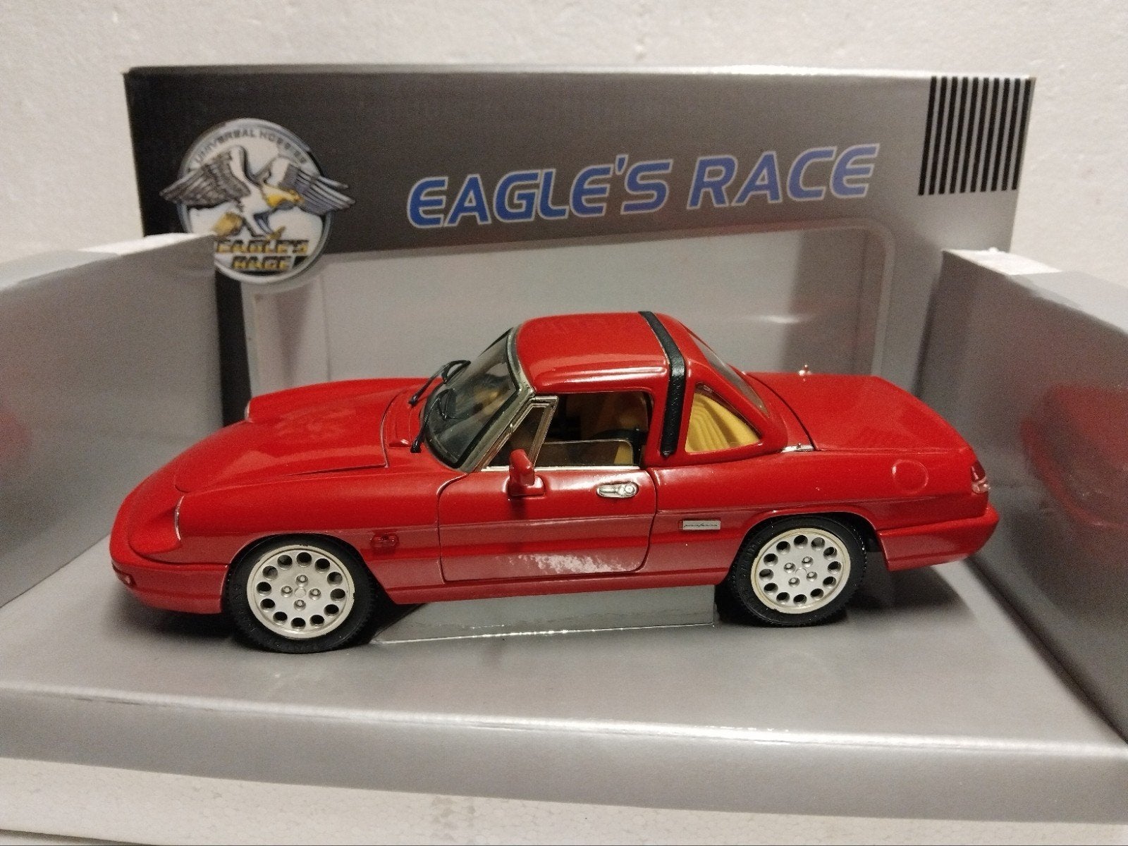 Alfa Romeo Spider rood hardtop Eagle metal 1:18 KRD, Ophalen of Verzenden, Zo goed als nieuw, Auto, Revell