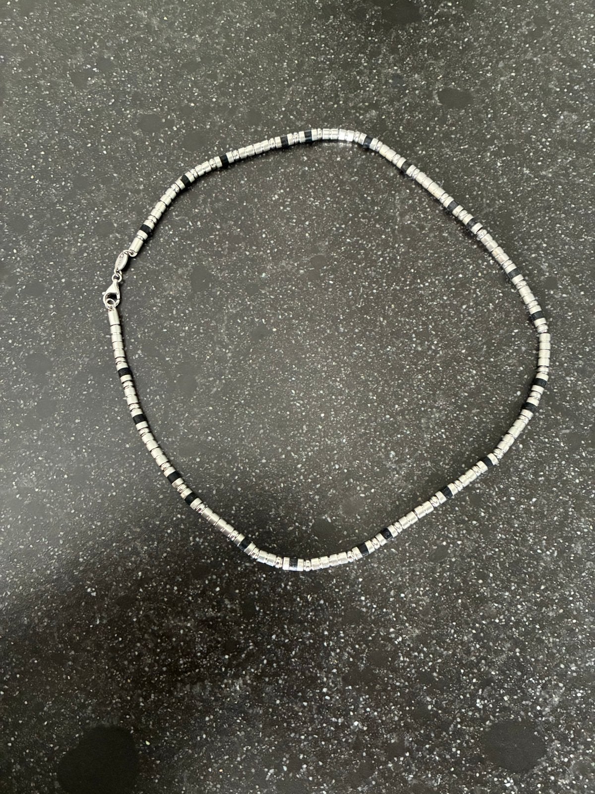 Stalen kralenketting - Zilverkleurig met zwarte accenten, Ophalen of Verzenden, Zo goed als nieuw, Zilver, Overige materialen