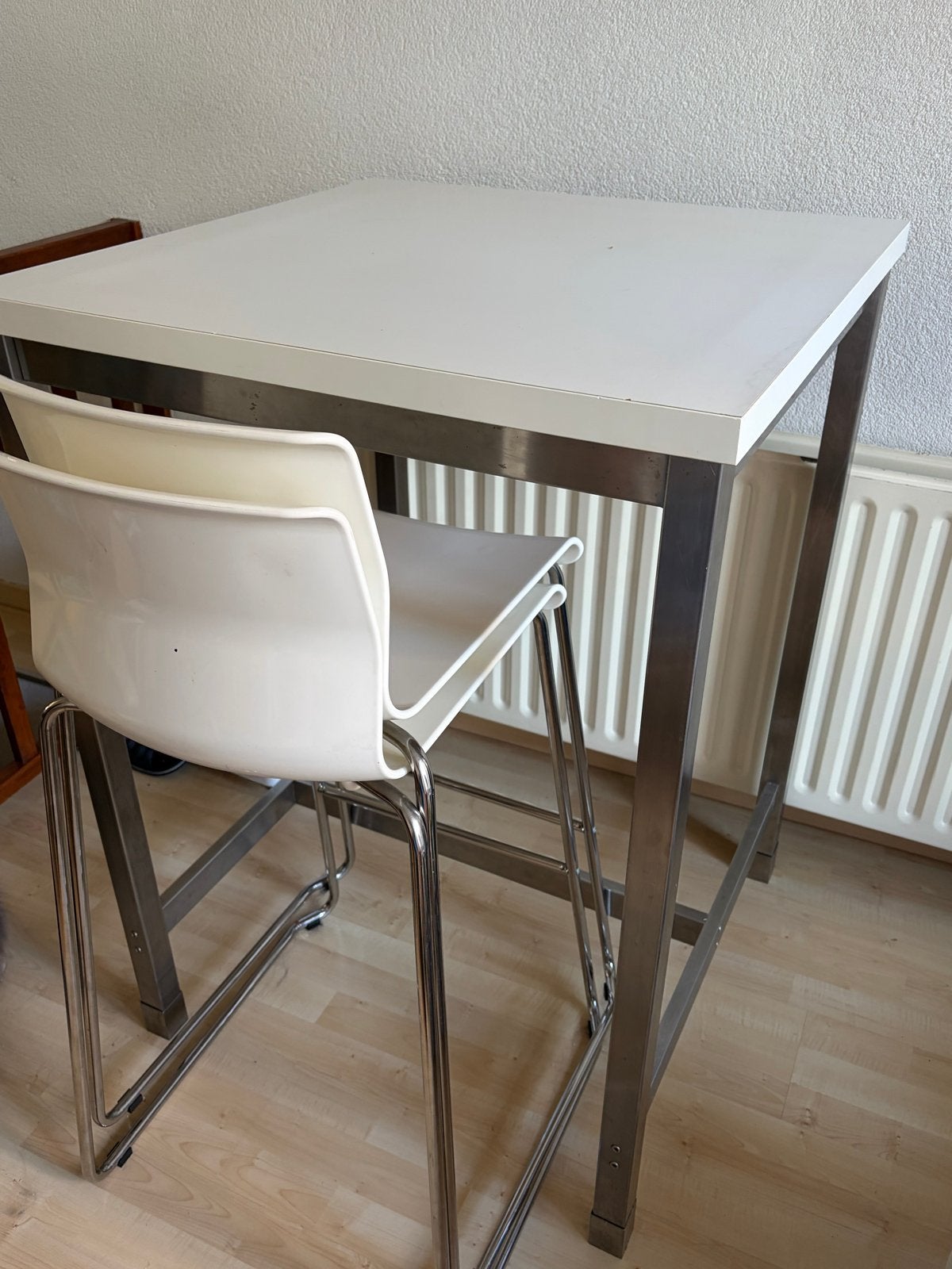Hoge bartafel met witte top en metalen onderstel, Ophalen, Gebruikt, Metaal, 90 cm of meer