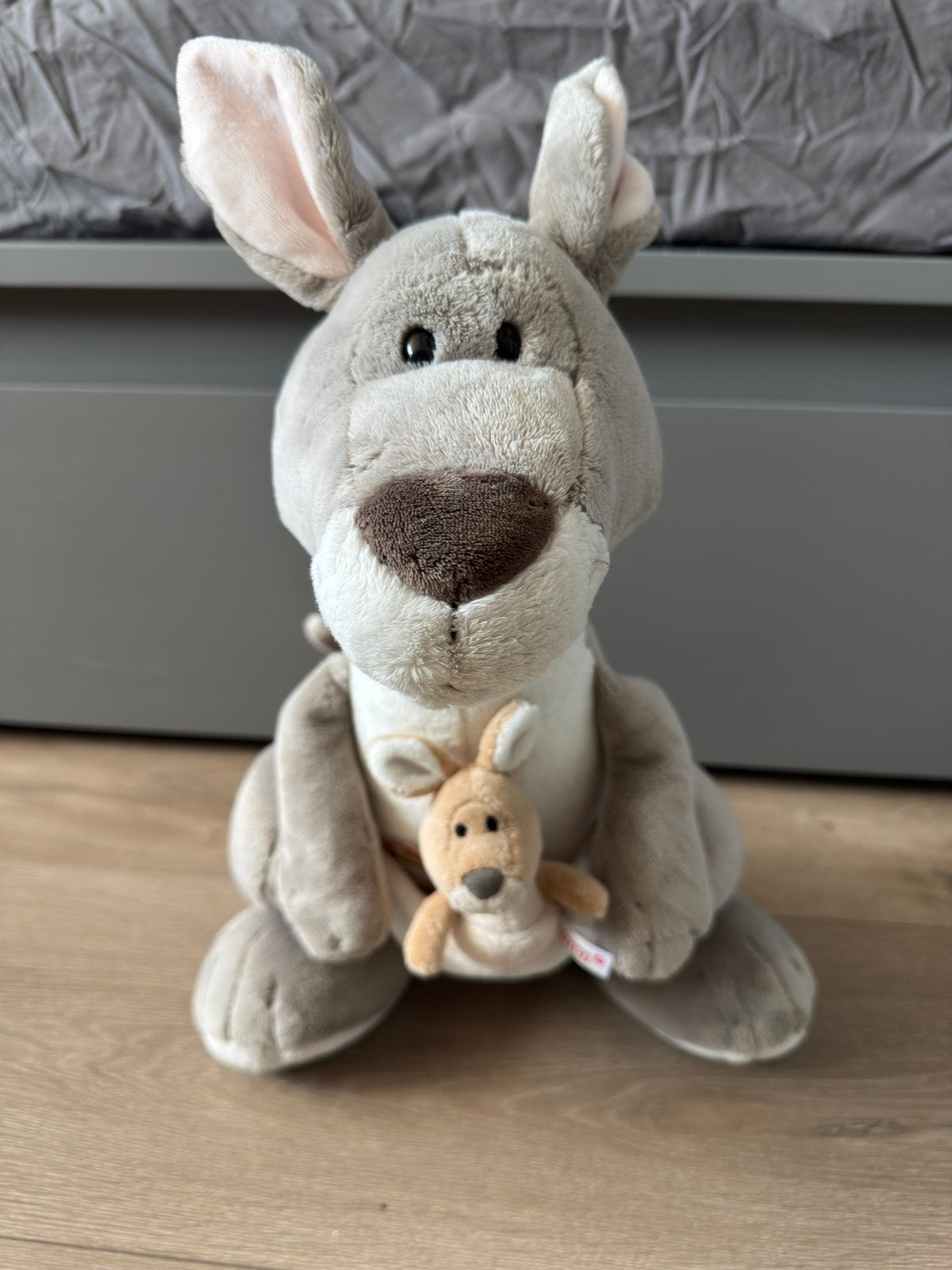 Nici kangaroe met baby in buidel 46 cm hoge knuffel, NICI, Overige karakters, Overige typen, Grijs
