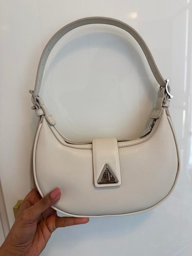Charles & Keith Crème Schoudertas - Zo goed als nieuw, Ophalen of Verzenden, Zo goed als nieuw, Beige, Schoudertasje