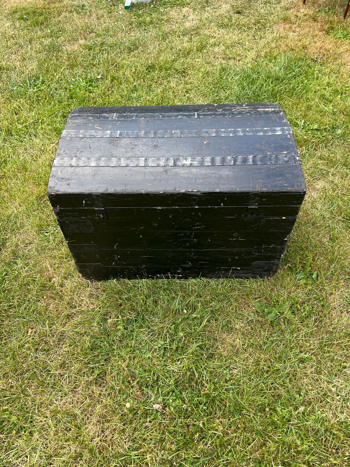 Zwarte houten kist met ijzeren beslag en handgrepen, Ophalen, 50 – 75, Gebruikt, 75 tot 100 cm