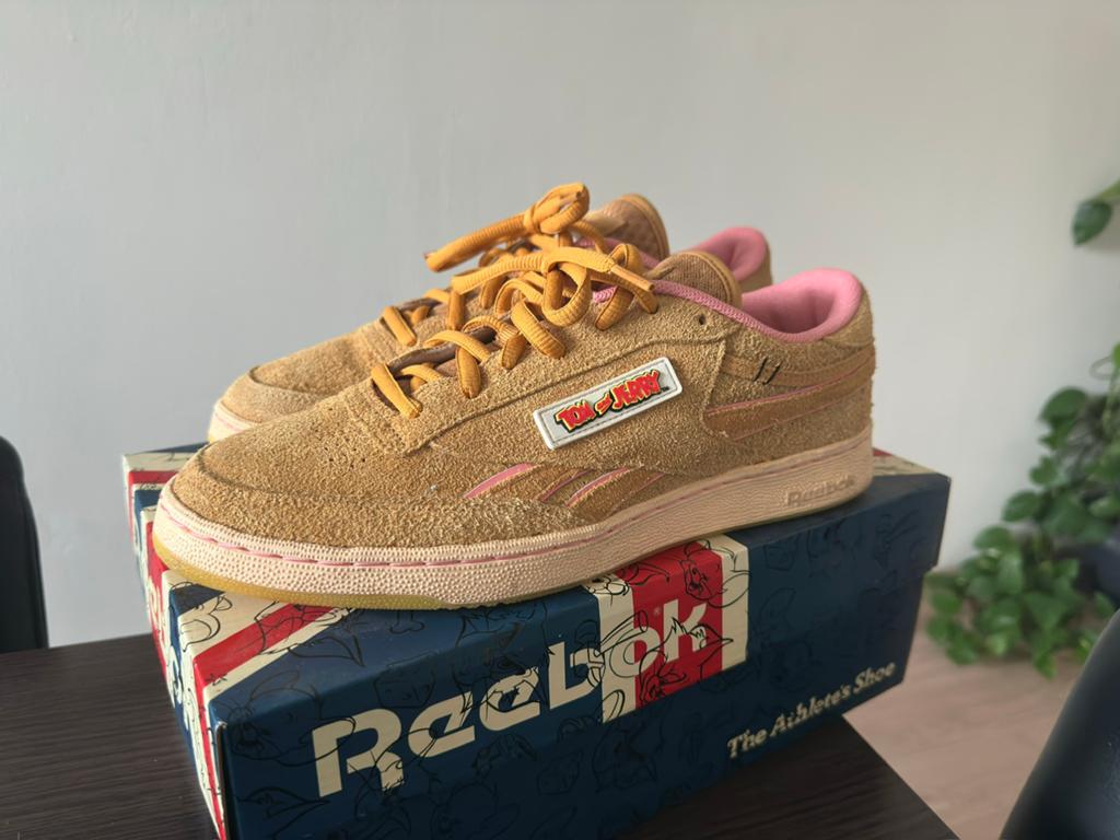 Tom en Jerry X Reebok Club C Revenge - Maat 44.5, Kleding | Heren, Schoenen, Overige kleuren, Nieuw, Ophalen of Verzenden, Sneakers of Gympen