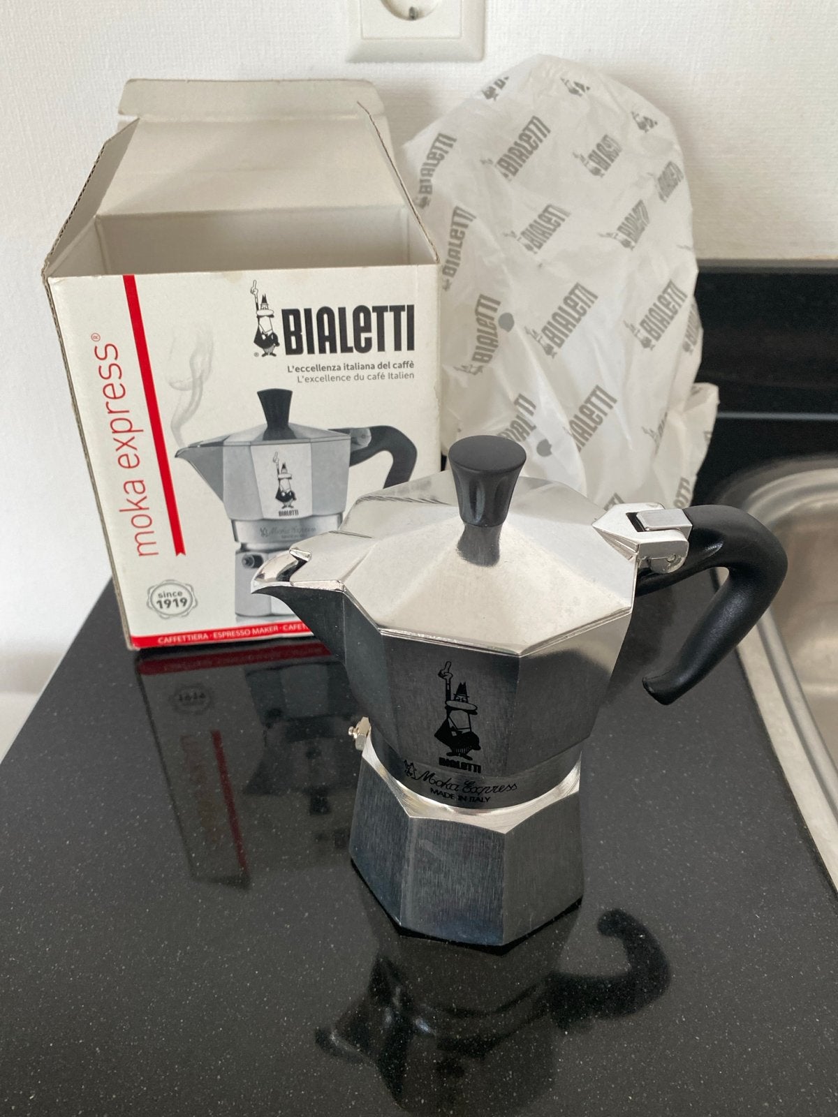 Bialetti Moka Express - 1 of 2 keer gebruikt, Witgoed en Apparatuur, Koffiezetapparaten, Espresso apparaat, Gemalen koffie, Ophalen of Verzenden
