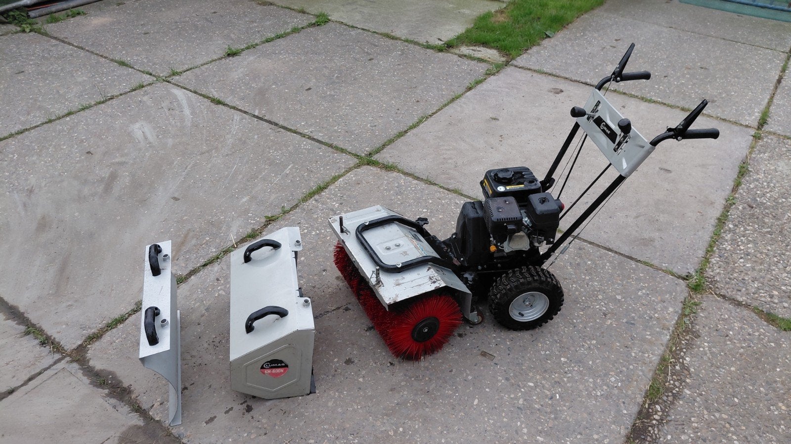 Lumag veegmachine met opvangbak., Ophalen, Gebruikt