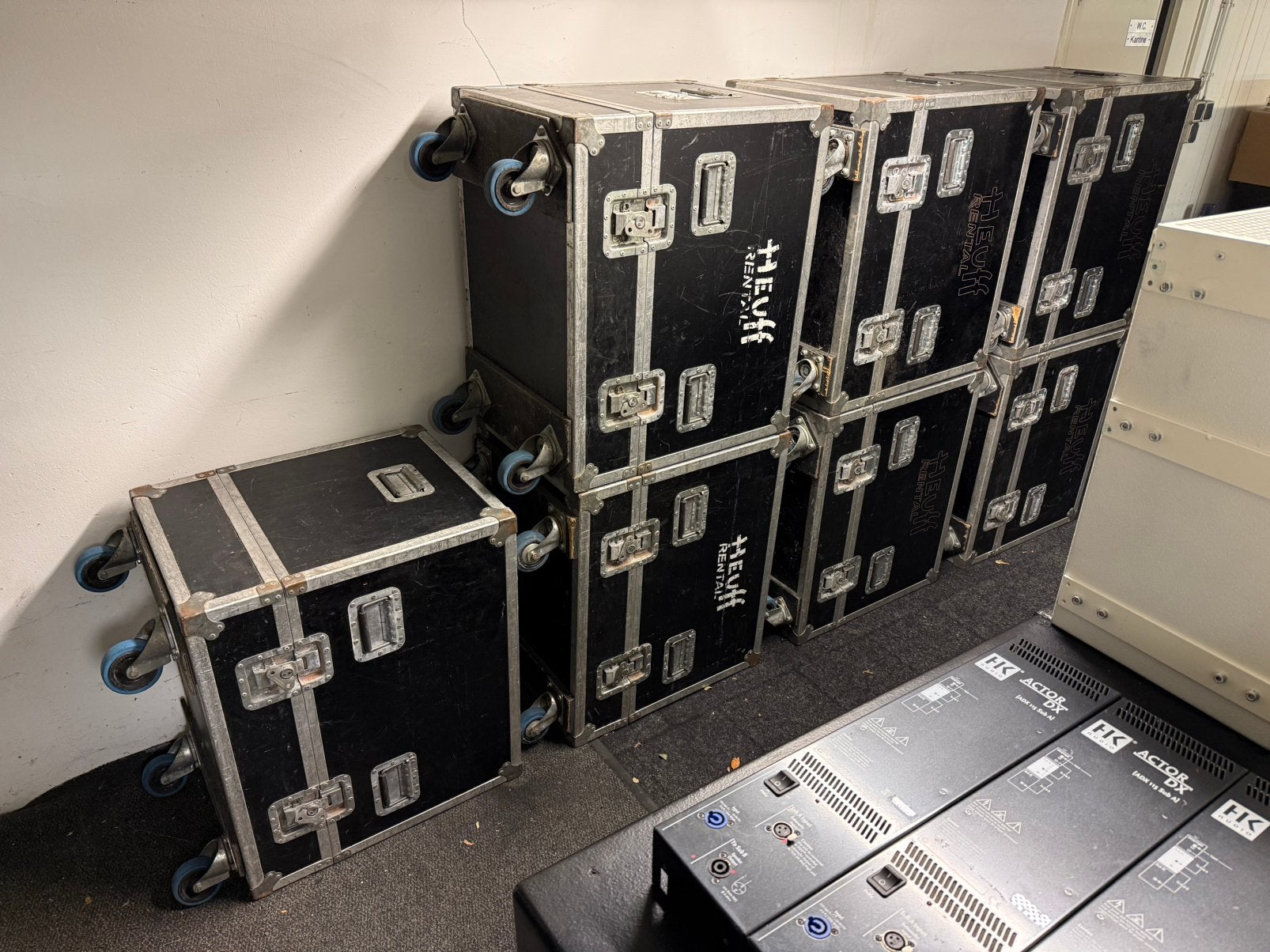 Opruiming: 7x flightcases PA speakers, Ophalen, Zo goed als nieuw, JBL