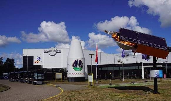 Space Expo in Noordwijk, Drie personen of meer