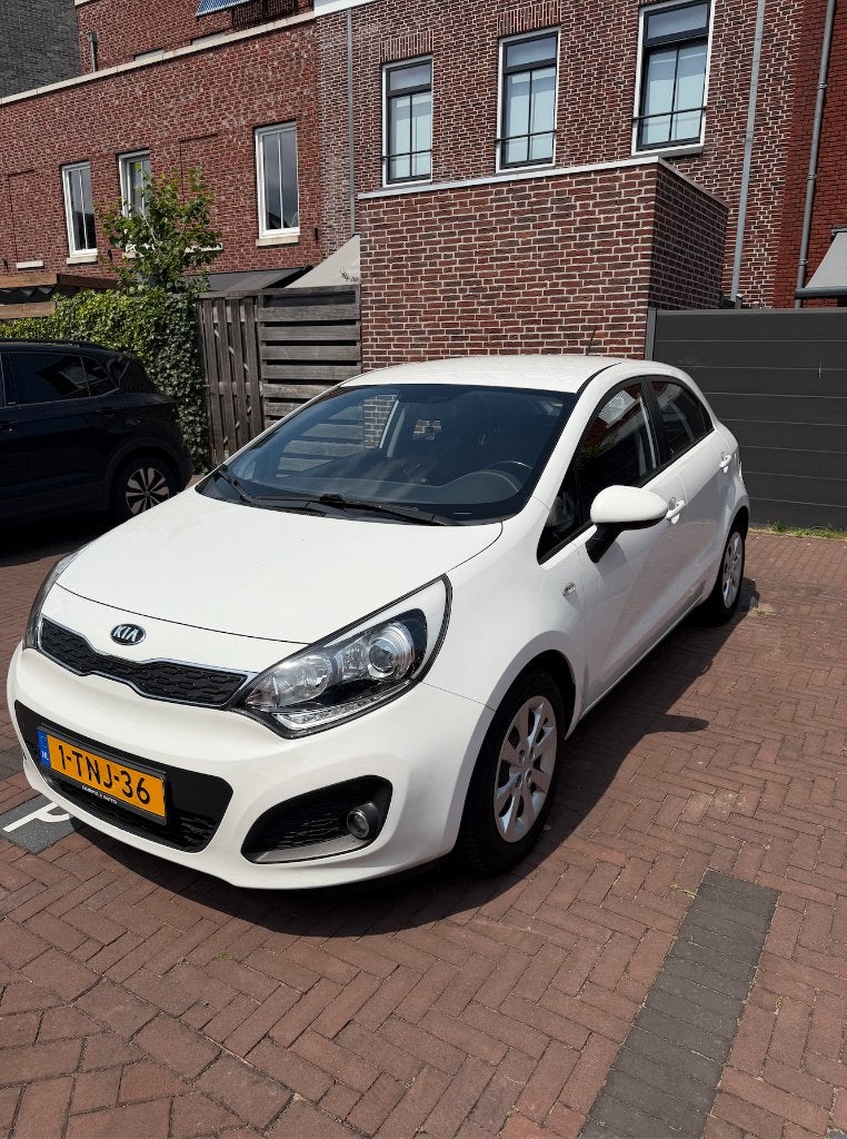 Kia Rio 1.2 I 5DRS 2014 Wit, Auto's, 40 €/maand, Wit, Origineel Nederlands, Handgeschakeld