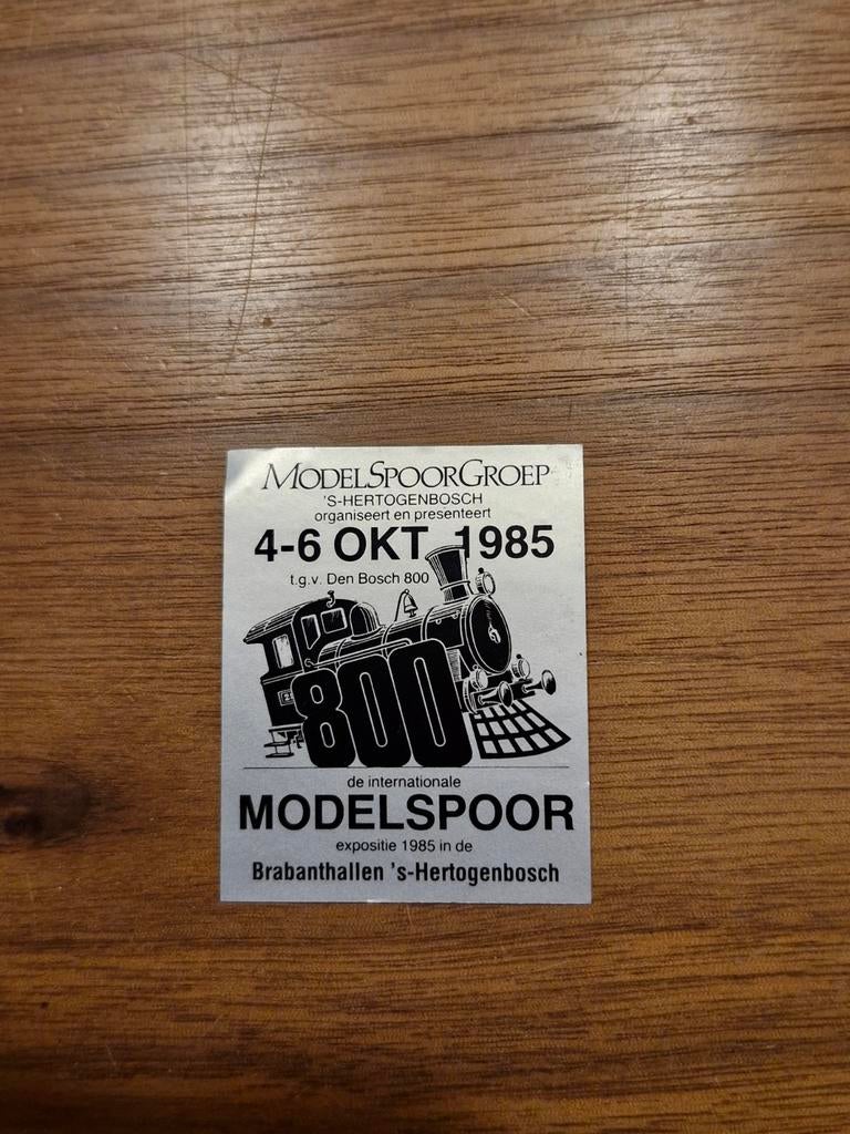 6967 ModelsPoorGroep 's-Hertogenbosch expositie 1985 sticker, Ophalen of Verzenden