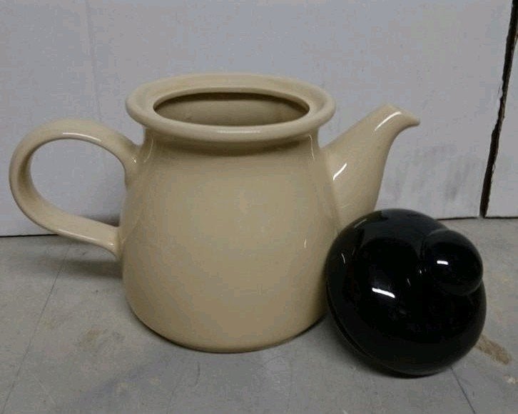 Theepot uit GDR/DDR tijd

Zwart/ Crème, Ophalen, Gebruikt, Aardewerk, Vintage
