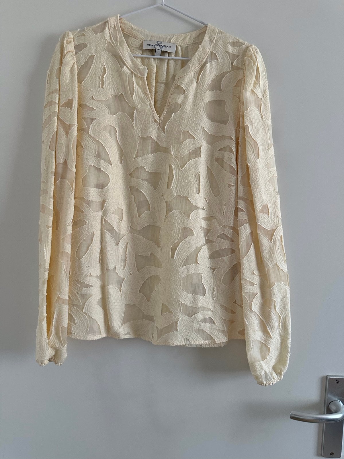 ANDCOWOMAN Emily Jacquard Top - Crème, Maat S, Kleding | Dames, Beige, Ophalen of Verzenden, Zo goed als nieuw, Lange mouw