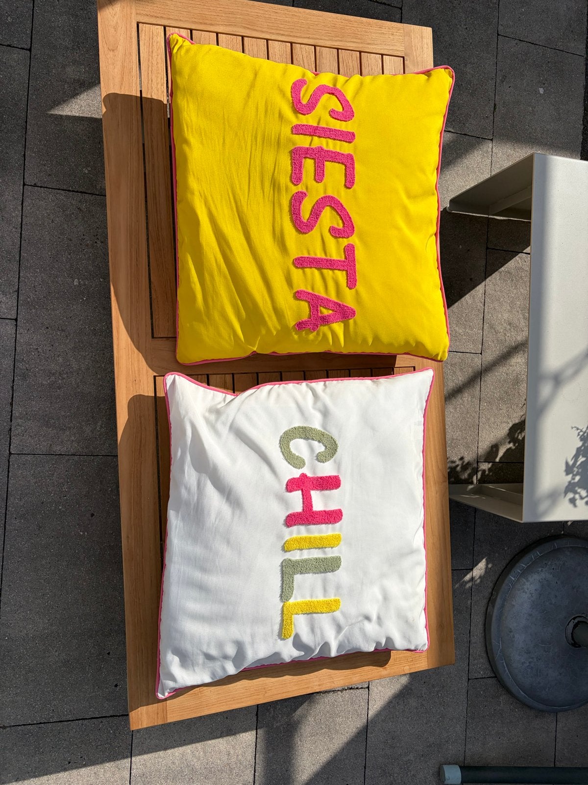 Twee vrolijke sierkussens met 'Siesta' en 'Chill' opdruk, Ophalen, Gebruikt, Meerkleurig, Met print