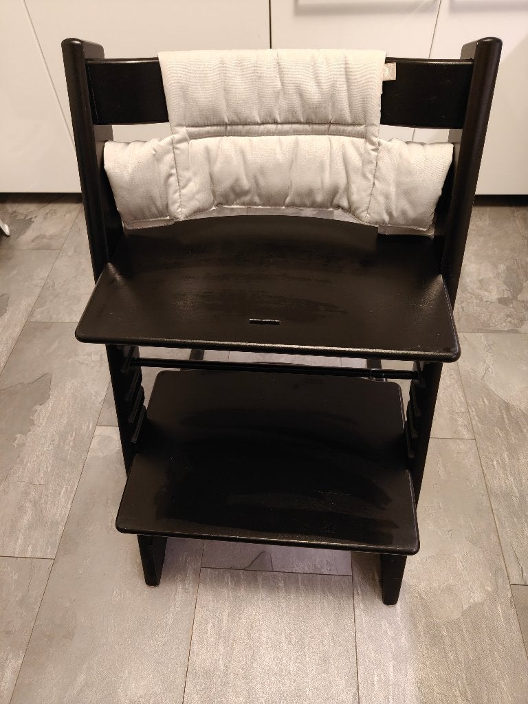Stokke Tripp Trapp zwart + rugkussen + eetblad, Ophalen, Zo goed als nieuw, Meegroeistoel, Aanschuifbaar