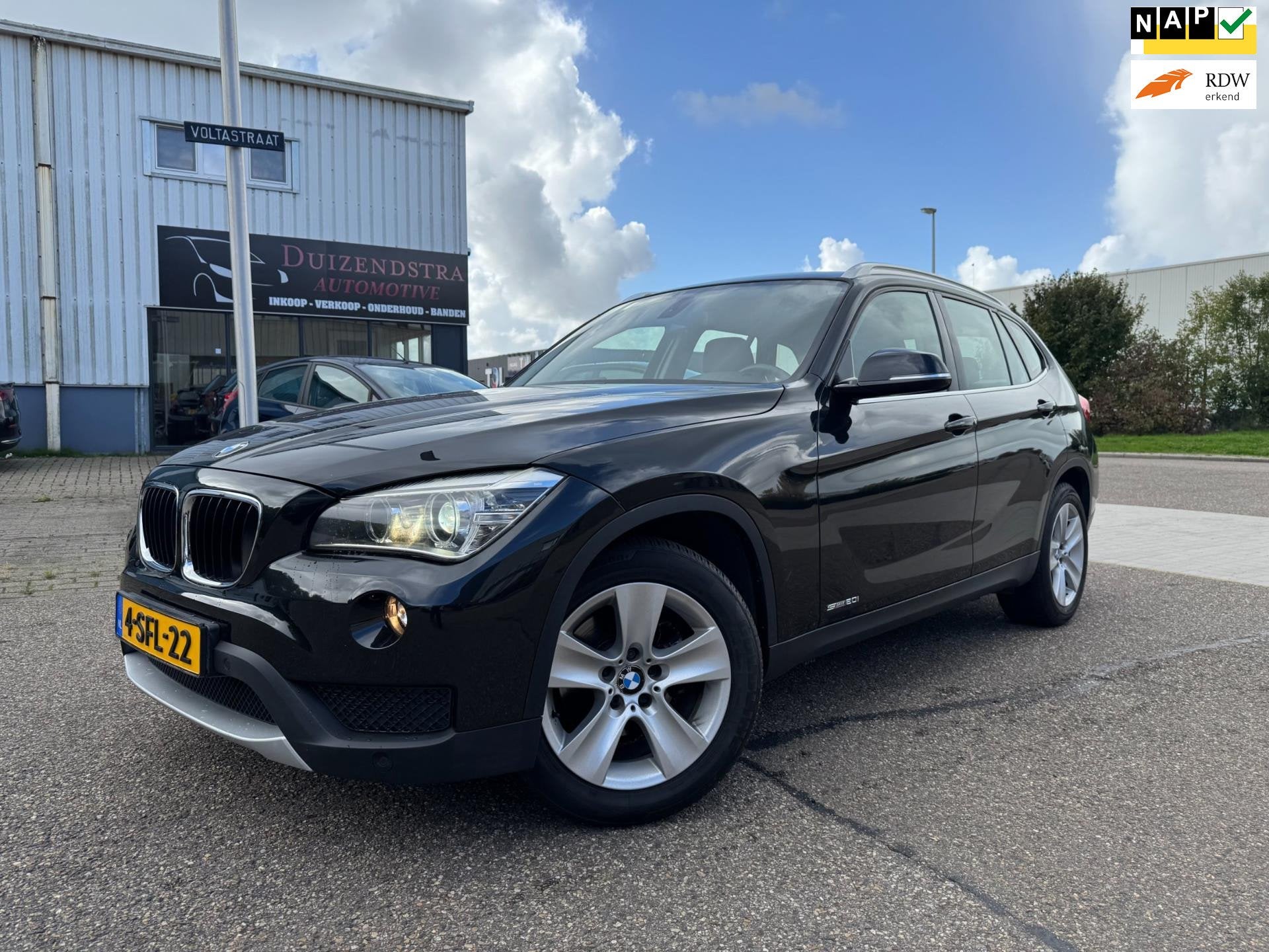 BMW X1 SDrive20i High Executive Automaat, Trekhaak, Auto's, BMW, Euro 6, 4 cilinders, Zwart, Origineel Nederlands