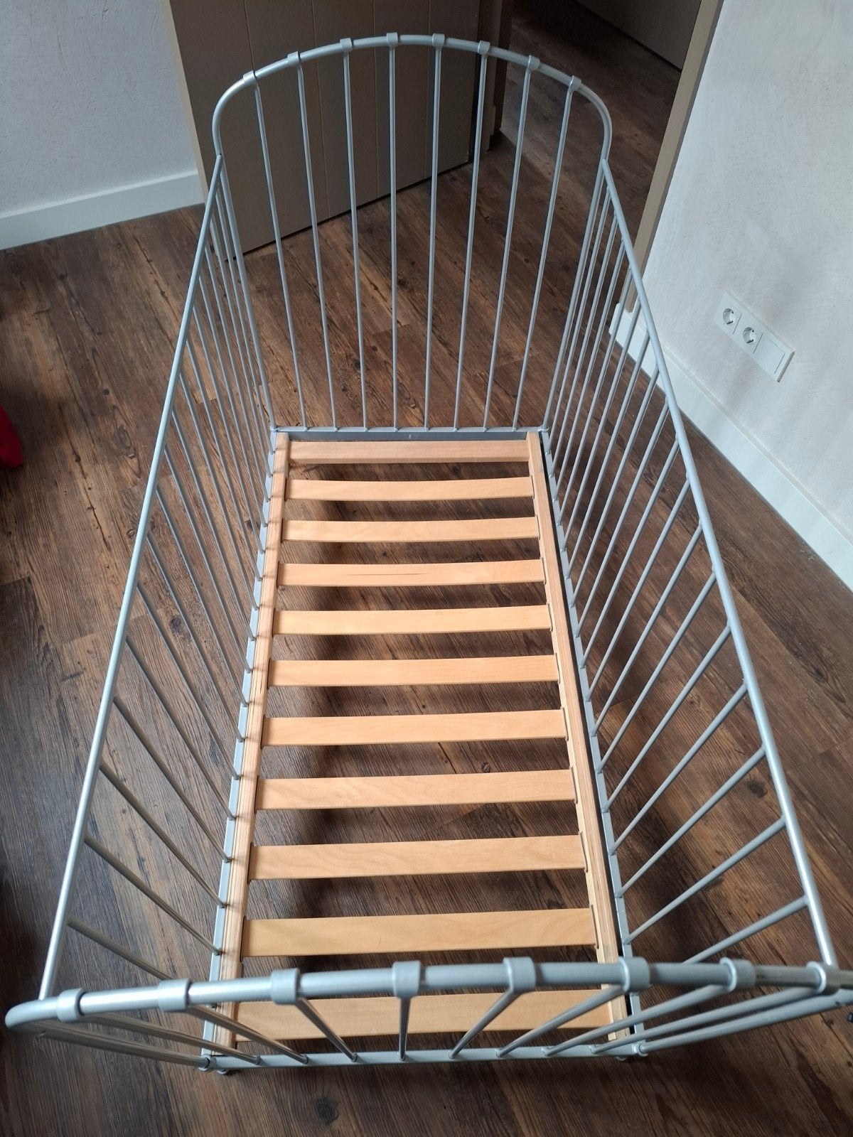 Metalen ledikantje met lattenbodem, in hoogte verstelbaar, Kinderen en Baby's, Babywiegjes en Ledikanten, Ophalen, Zo goed als nieuw
