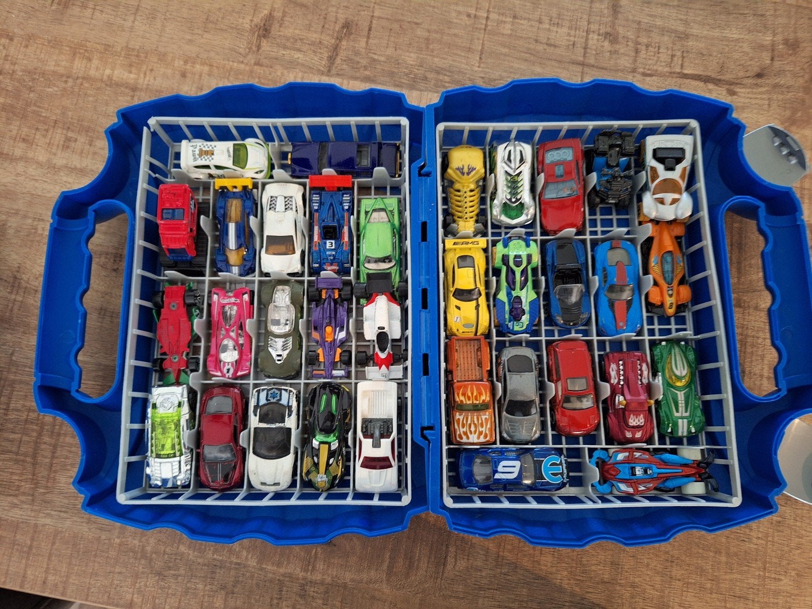 Hot Wheels auto's in koffer - 34 stuks, Ophalen of Verzenden, Gebruikt
