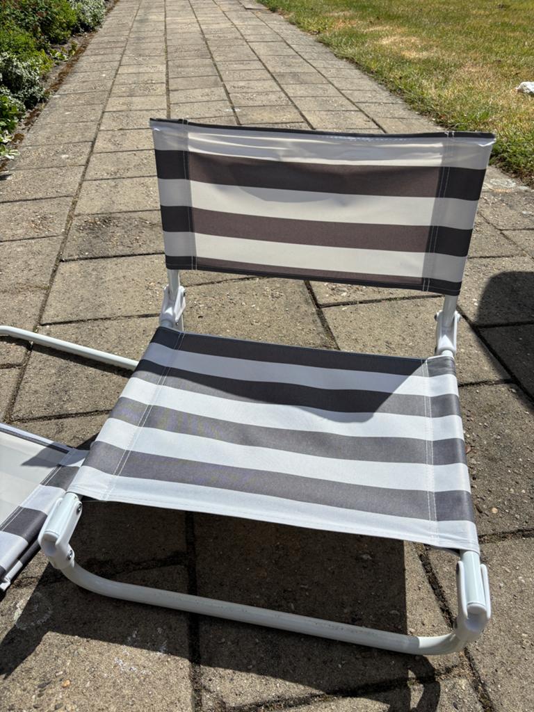 Twee opvouwbare lage campingstoelen - Grijs/Wit gestreept, Caravans en Kamperen, Ophalen, Zo goed als nieuw, Campingstoel