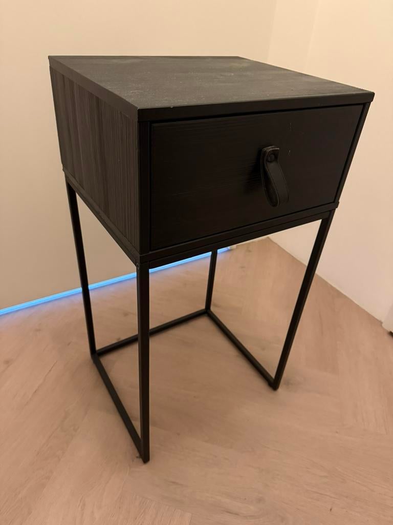 2 identieke nachtkastjes zwart, Huis en Inrichting, Slaapkamer | Nachtkastjes, Ophalen, Minder dan 45 cm, Zo goed als nieuw, 70 cm of meer