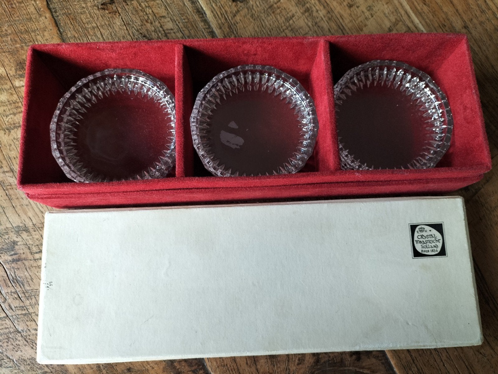 Set van 6 kristallen onderzetters in rode doos, Antiek en Kunst, Antiek | Glas en Kristal, Ophalen of Verzenden
