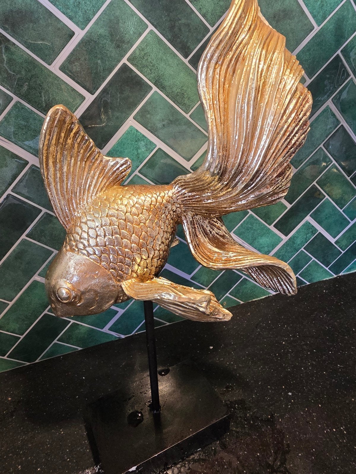 Gouden vis beeldje op sokkel - 40 cm hoog, Kunststof, Ophalen of Verzenden, 20 - 50 cm, Op sokkel