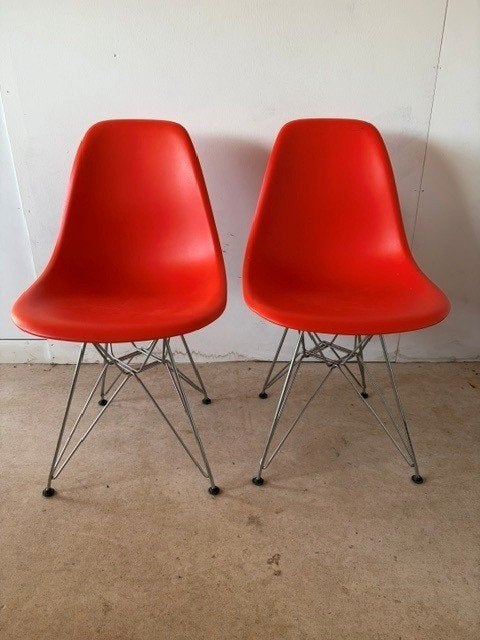 2 oranje stoelen Vitra Eames DSR, Huis en Inrichting, Ophalen, Twee, Overige kleuren, Modern - design