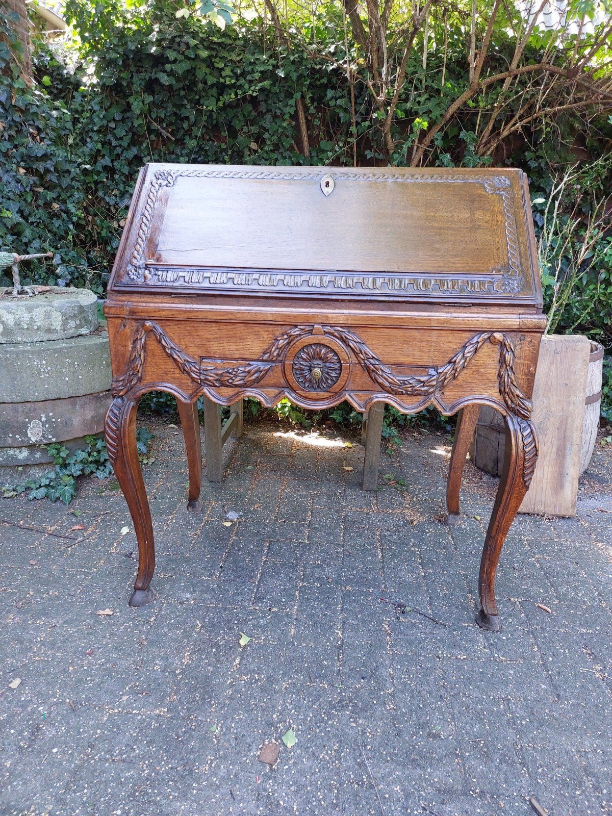 Antiek 18e-eeuws eiken bureau met snijwerk, Ophalen of Verzenden