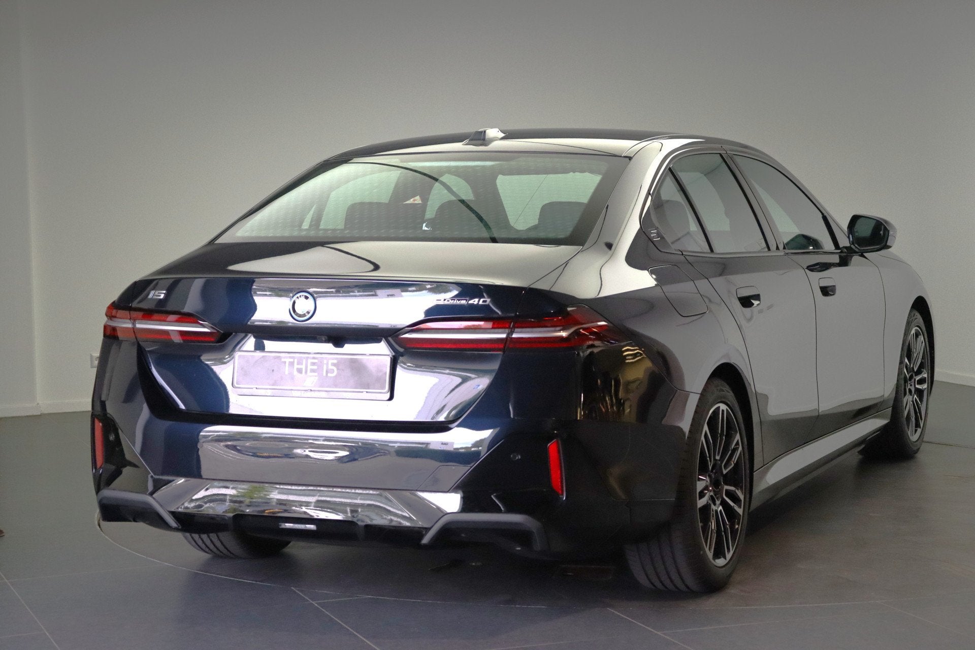 BMW i5 eDrive40 M Sport / Adaptieve LED / Achteruitrijcamera, Auto's, 2095 kg, Achterwielaandrijving, Zwart, Zwart