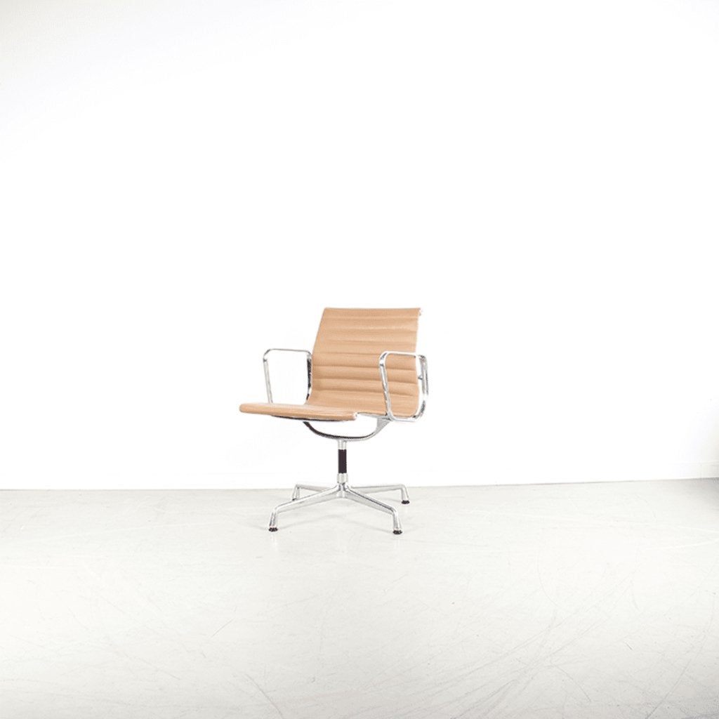 Vitra Eames EA 108 Stoel Camel Leer - Aluminium, Niet ingevuld, Zo goed als nieuw, Niet ingevuld, Niet ingevuld