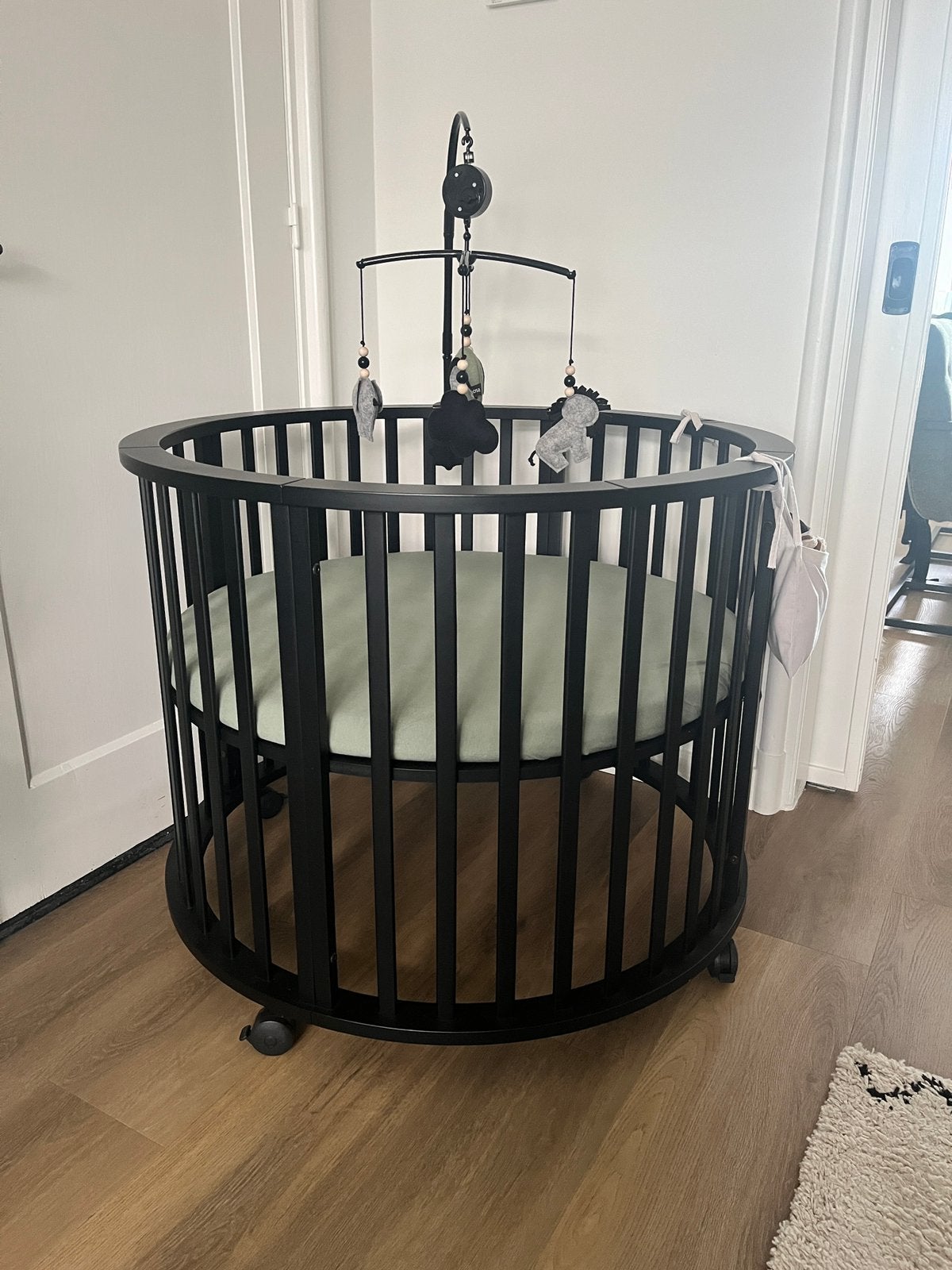 Europe Baby Circa Ronde Box (Mat Zwart) te koop!, Kinderen en Baby's, Boxen, Ophalen, Zo goed als nieuw, Rond, In hoogte verstelbaar