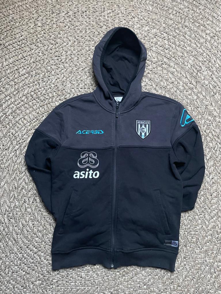 Heracles Almelo Acerbis Hoodie - Maat M, Maat 48/50 (M), Zwart, Ophalen of Verzenden, Zo goed als nieuw