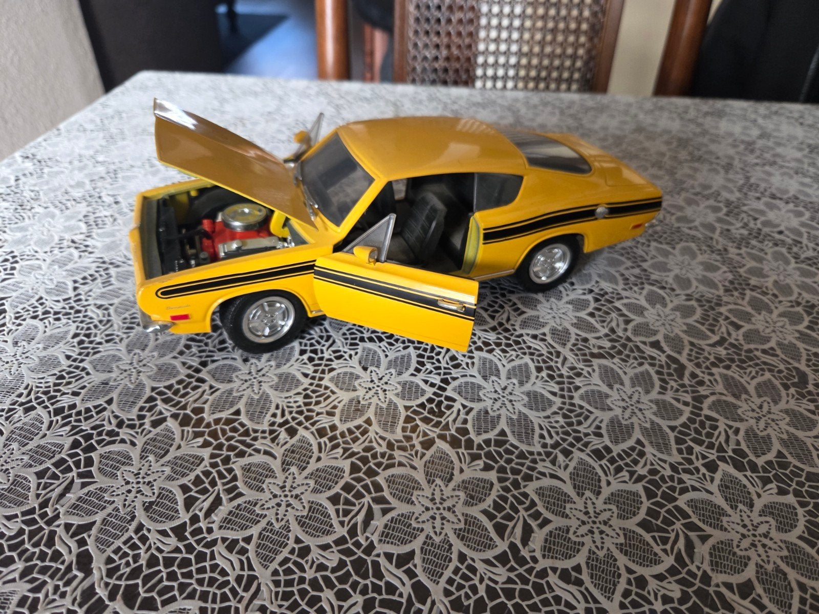 1/18 Schaal Model 1969 Plymouth Barracuda - Geel, Ophalen of Verzenden, Gebruikt, Auto, Overige merken