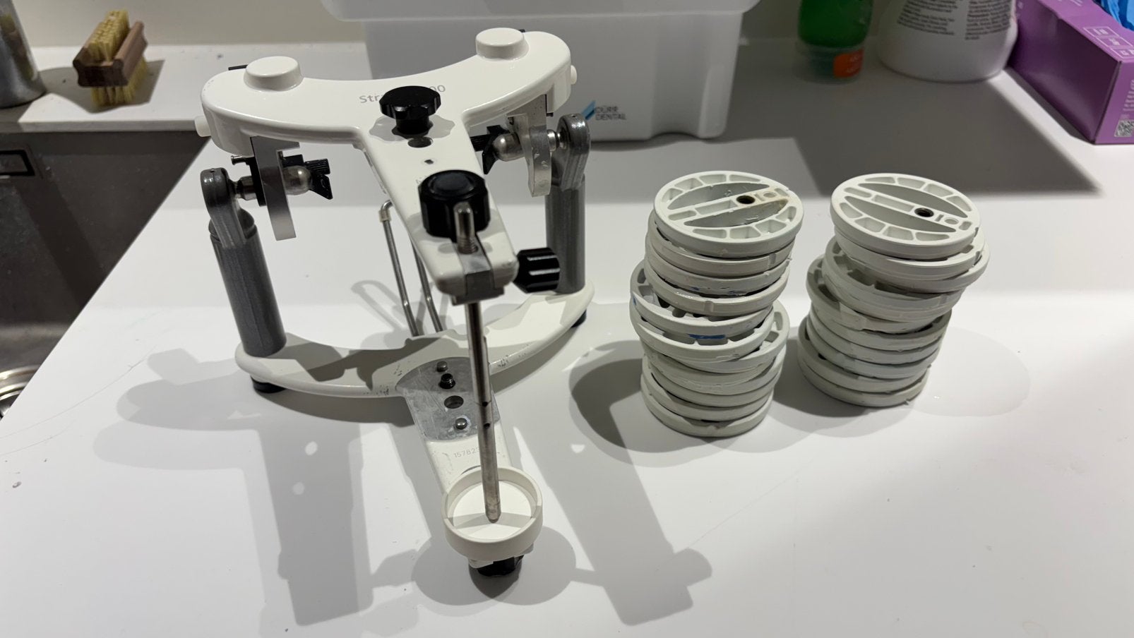 Zeer nette Ivoclar Stratos 100 articulator met ingipsringen, Ophalen, Zo goed als nieuw