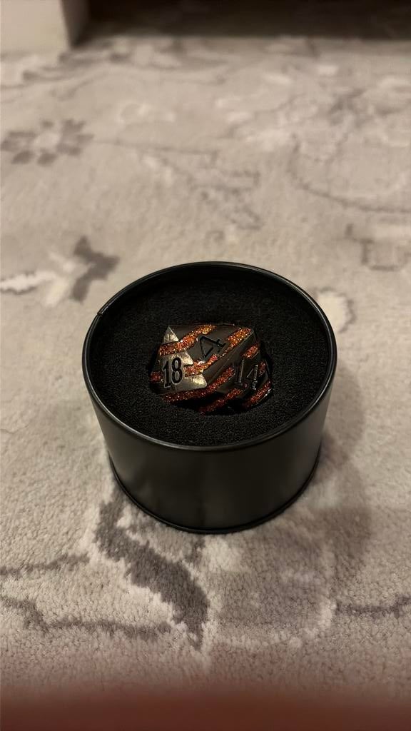 limited edition D20 metal dobbelsteen, Ophalen of Verzenden, Zo goed als nieuw