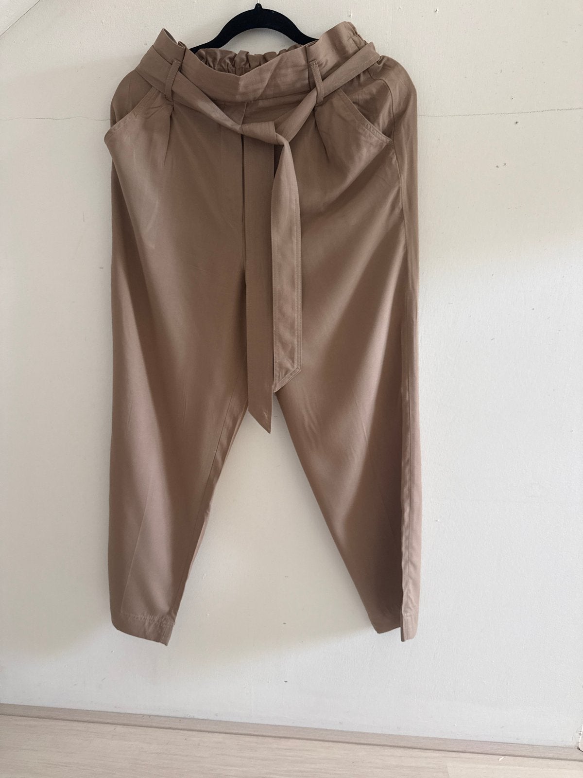 H&M Broek met strikdetail - Maat 38, Maat 38/40 (M), Beige, Ophalen of Verzenden, Zo goed als nieuw