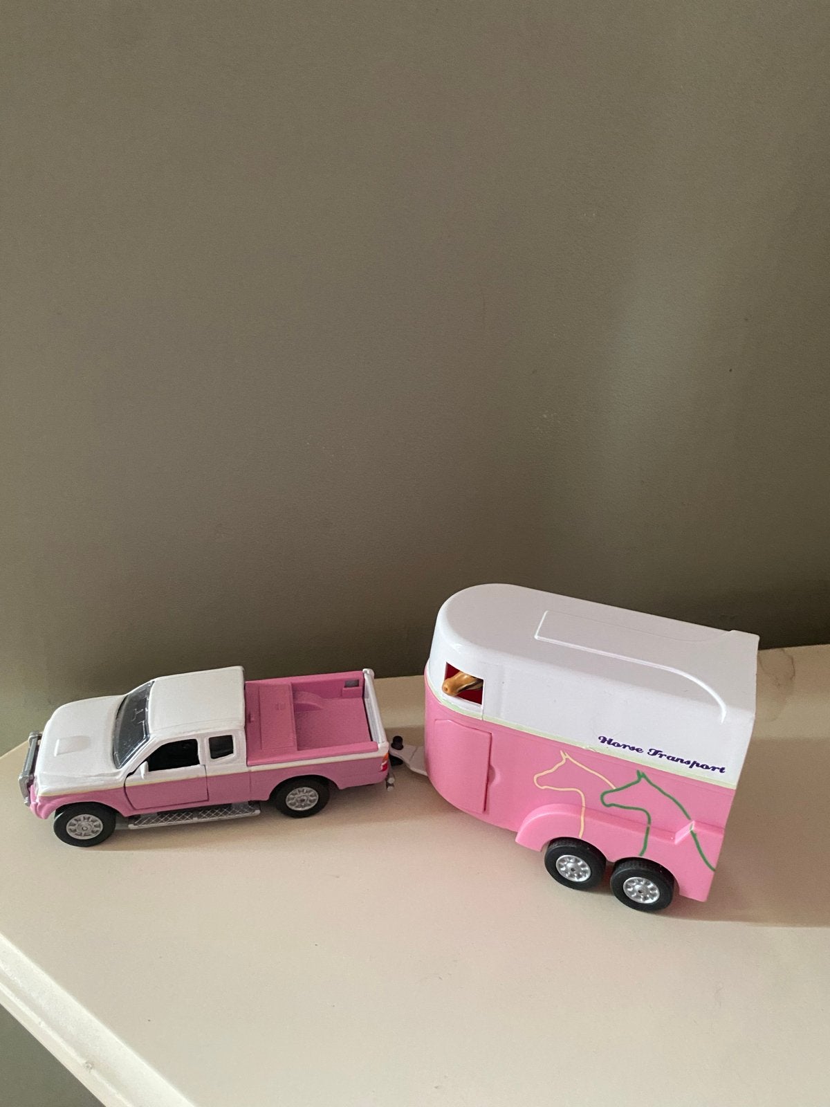 Roze auto met paardentrailer en paarden, Ophalen of Verzenden, Gebruikt, Meisje