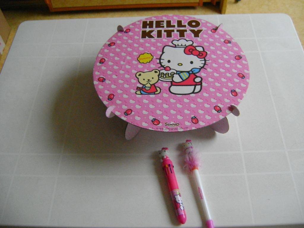 roze cup cacke standdaard hello kitty engratis pen met licht, Overige typen, Papier/karton, Ophalen of Verzenden, Zo goed als nieuw