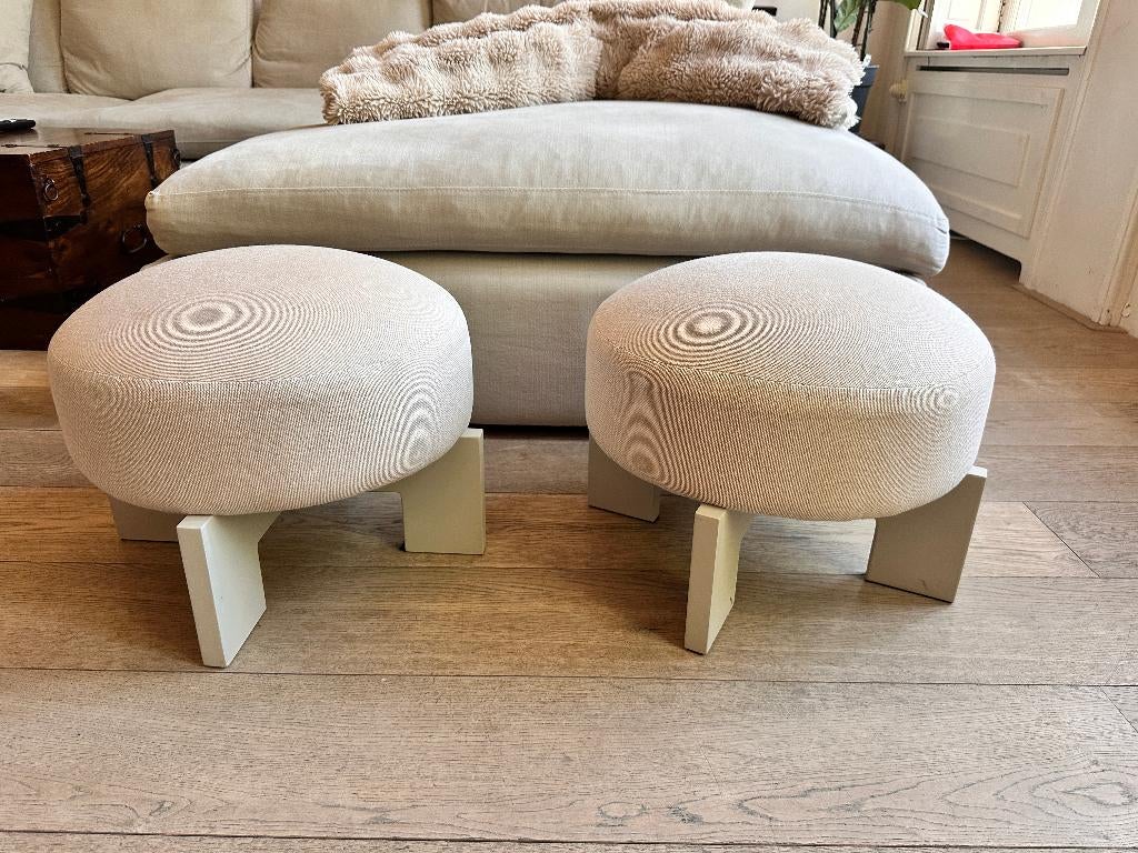 2 poefjes / voetenbankjes beige bouclé look, Ophalen, Minder dan 50 cm, Gebruikt, Rond