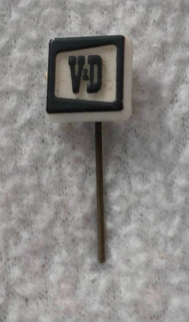 Speldje Vroom & Dreesmann, Verzamelen, Ophalen of Verzenden, Zo goed als nieuw, Overige onderwerpen, Speldje of Pin