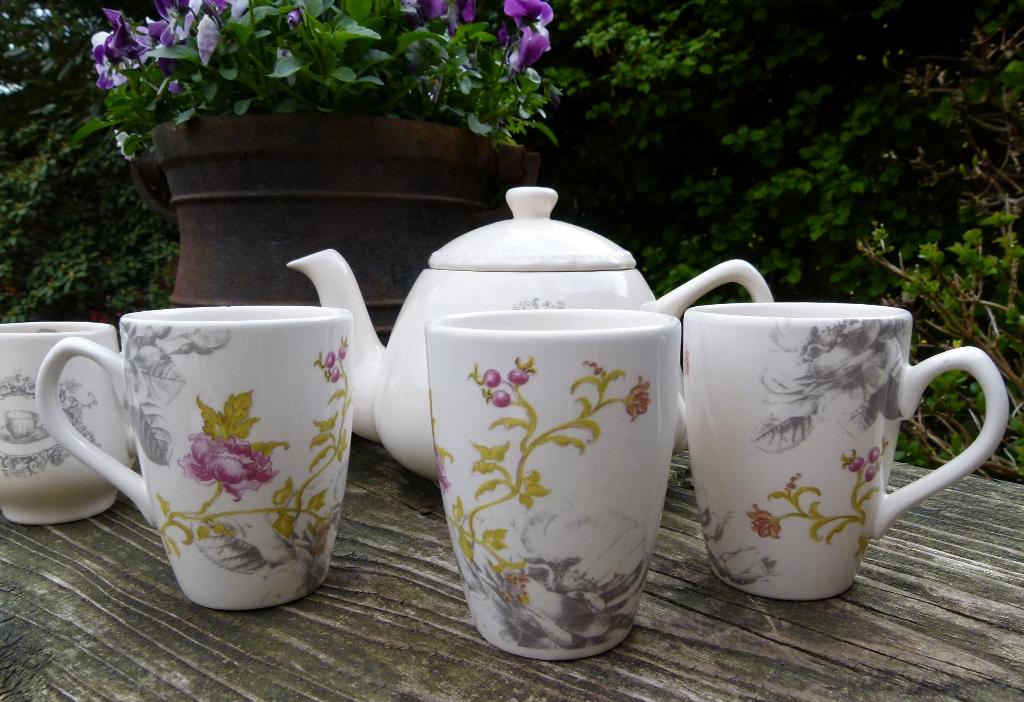 Nieuwe Dromen en Wensen Theepot met 4 Mokken Lyndsay Bekouw, Nieuw, Ophalen of Verzenden, Wedgwood, Porselein