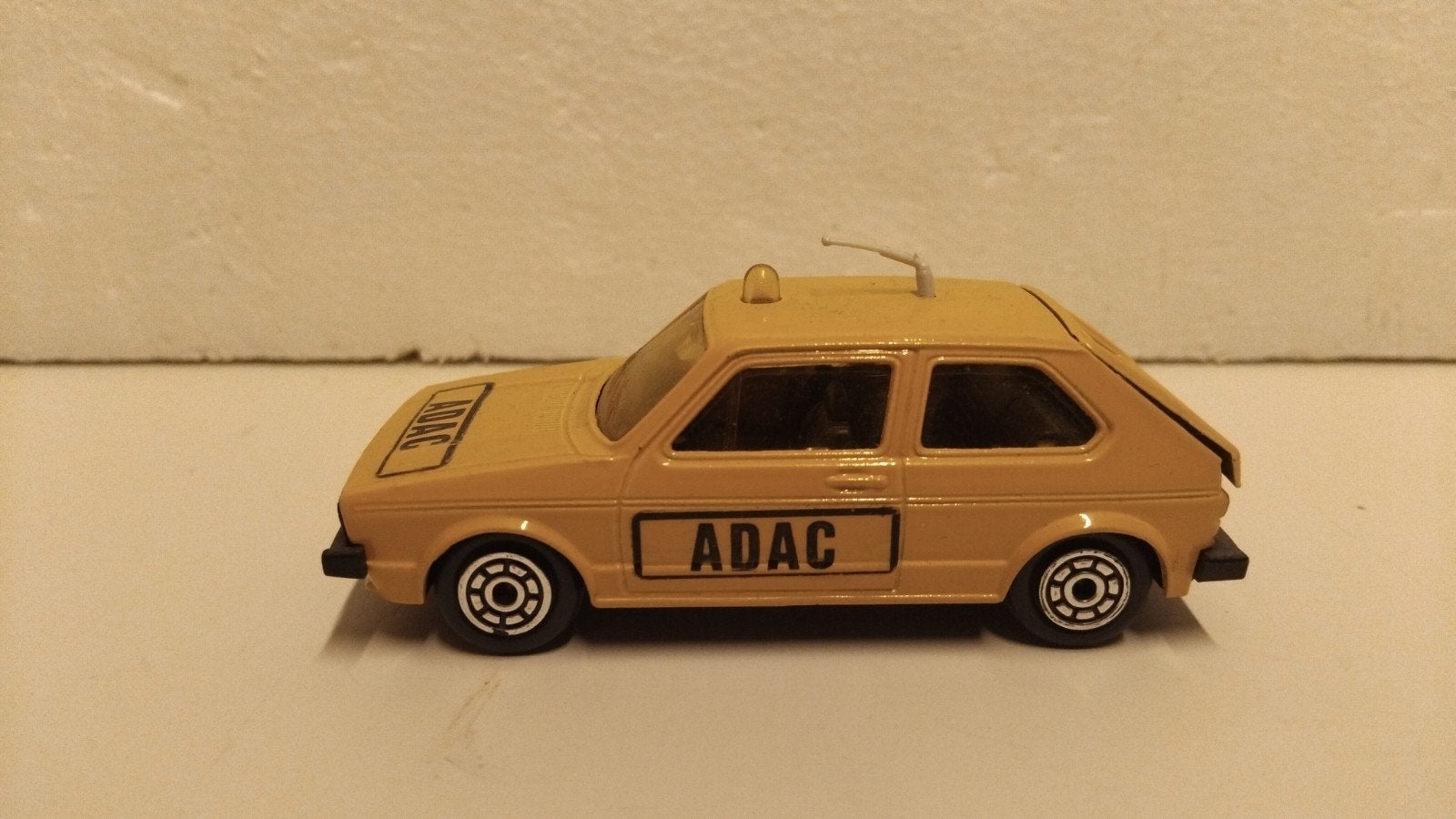 Norev 1:43 Volkswagen Golf 1 Adac wegenwacht geel, Hobby en Vrije tijd, Ophalen of Verzenden, Zo goed als nieuw, Auto, Norev