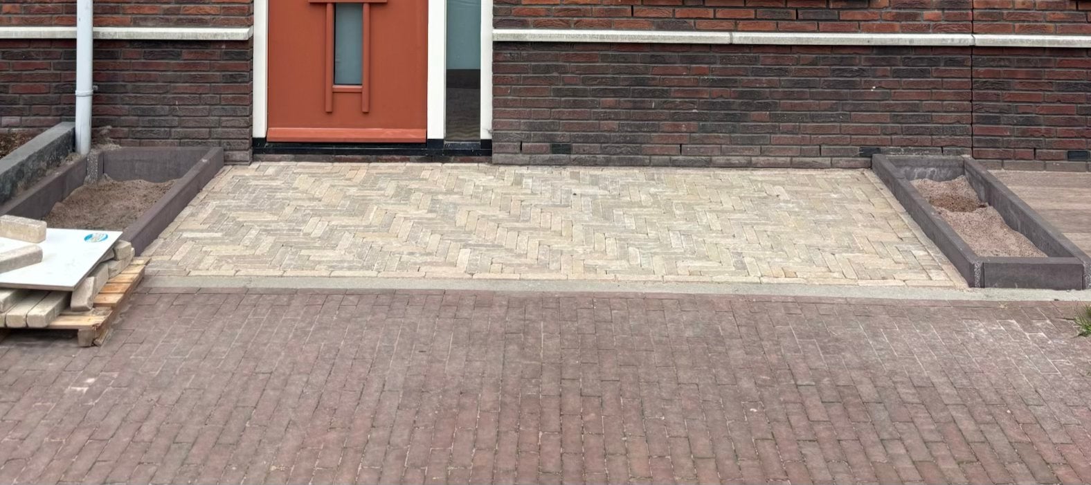 Gratis: restant beige klinkers 20x5x7cm op pallet, Tuin en Terras, Ophalen, Zo goed als nieuw, Beton, Klinkers