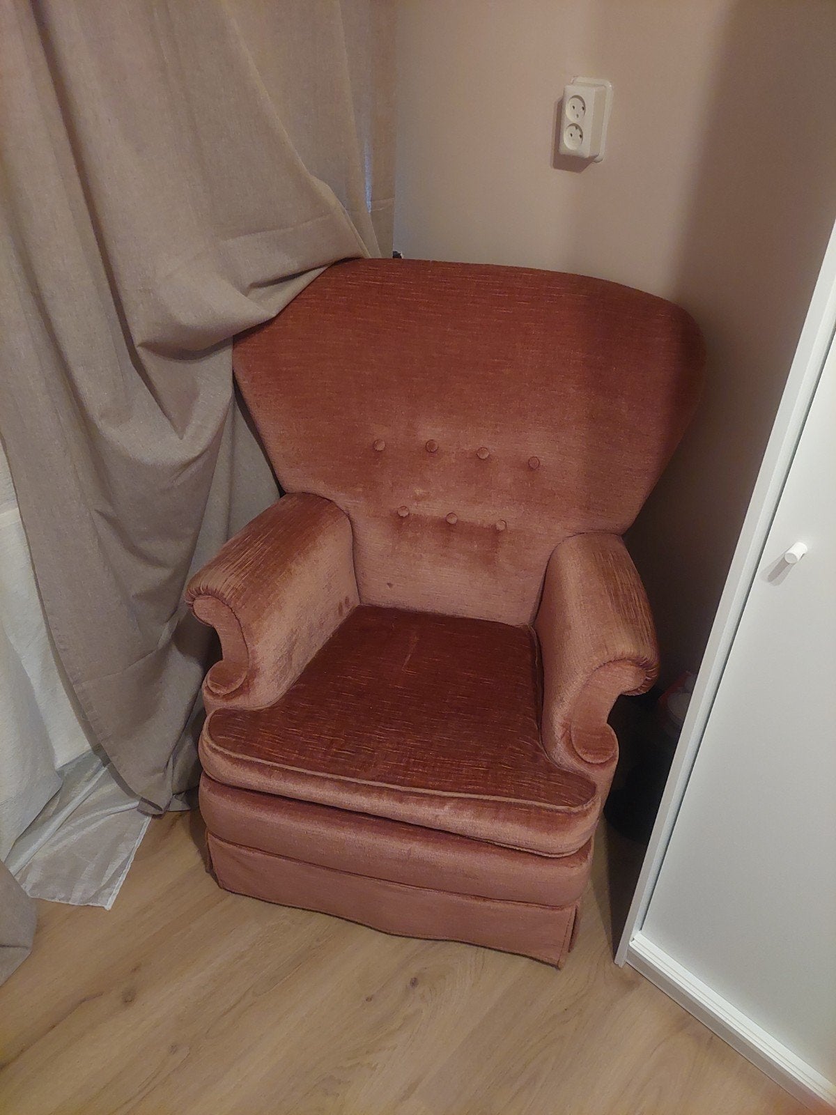 Vintage oorfauteuil in oud roze velours stof, Huis en Inrichting, Fauteuils, Ophalen, Gebruikt, 75 tot 100 cm, Stof