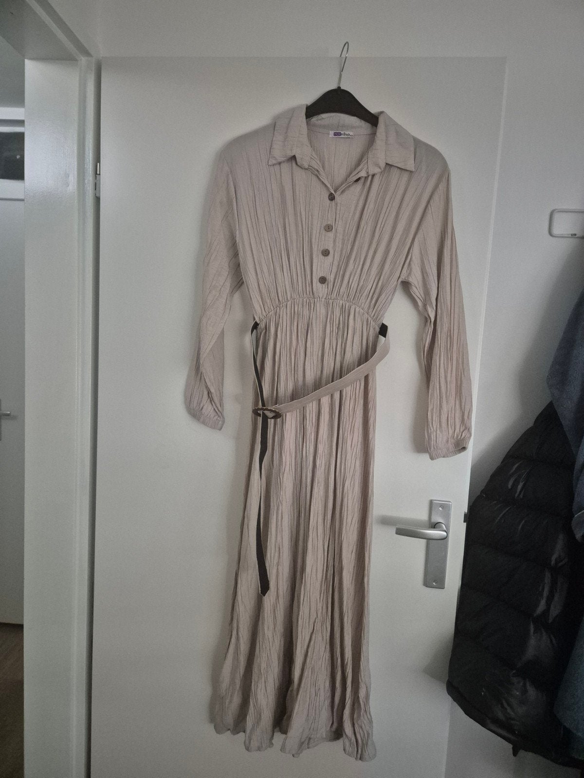 Ongedragen mooie beige jurk met riem, Beige, Maat 46/48 (XL) of groter, Nieuw, Ophalen of Verzenden
