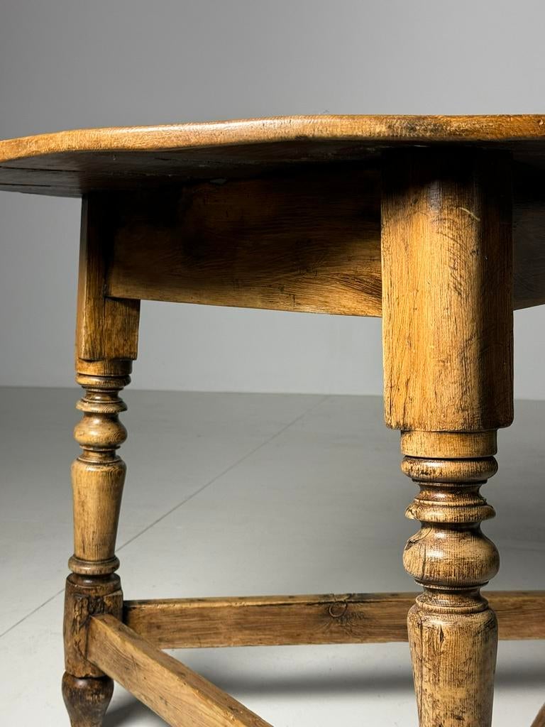Grenen centertable landelijk 19e eeuw, Ophalen