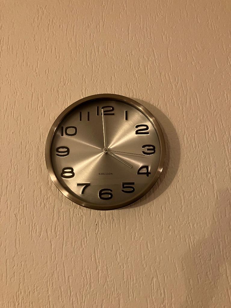 Karlsson klok zilver 29cm, Ophalen of Verzenden, Zo goed als nieuw, Analoog, Wandklok