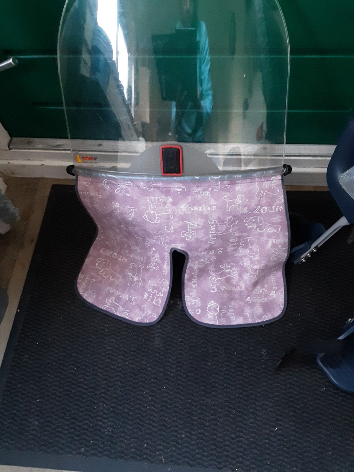 Bobike voorzitje  met een scherm   voor  een kind gebruikt, Voetsteuntjes, Voorzitje, Ophalen of Verzenden, Zo goed als nieuw