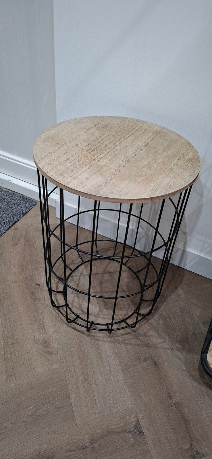 Ronde bijzettafel met houten blad en metalen onderstel, 45 tot 60 cm, Gebruikt, Rond, Ophalen of Verzenden