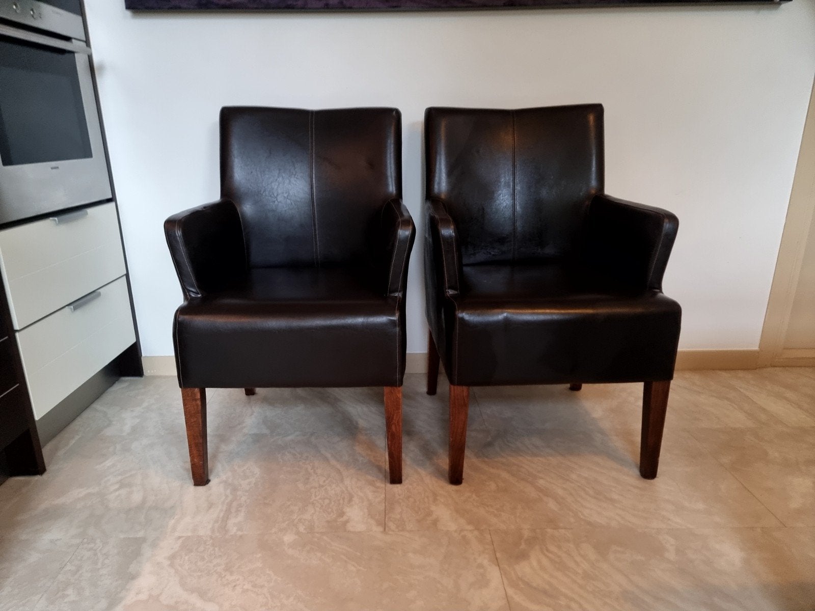 2 bruine kunstlederen kuipstoelen eettafel stoelen, Ophalen